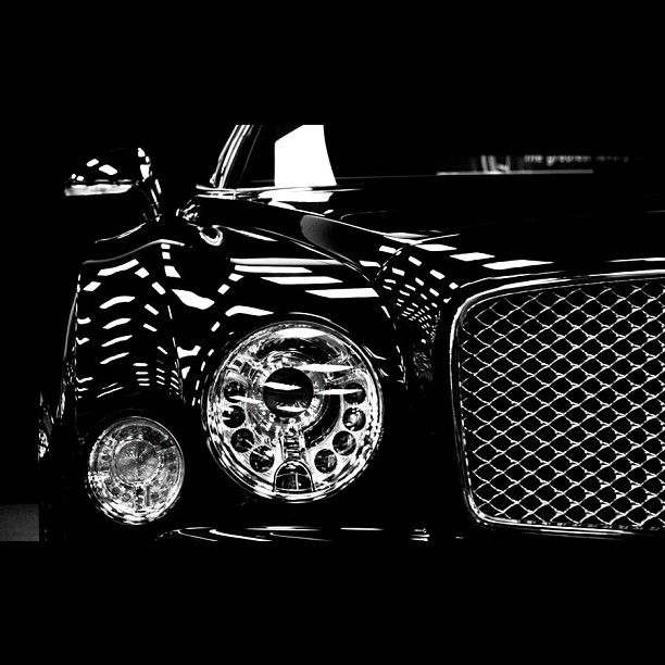 Sports car - Bentley Mulsanne grill and headlights 2012