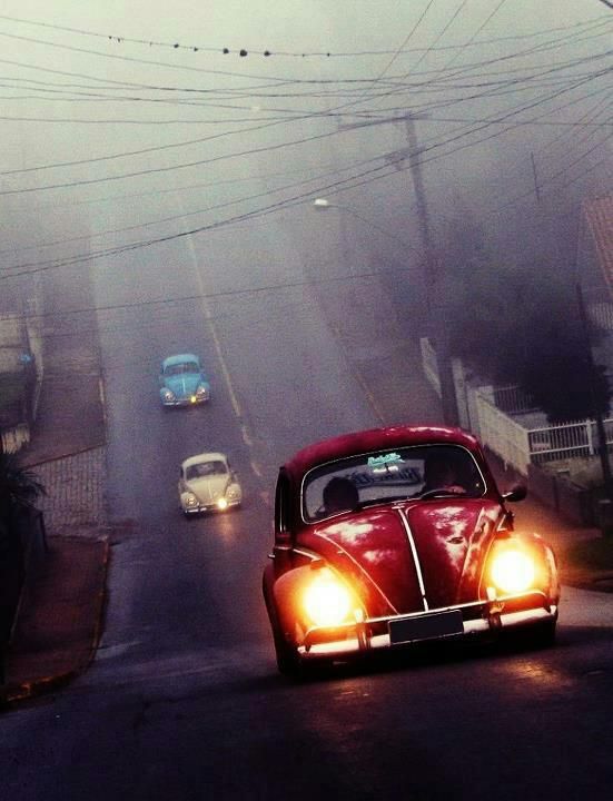 Retro car - (slow) Speed chase in the fog! VW Beetles