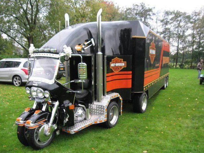 MINI HARLEY DAVIDSON MOTORCYCLE DUAL FRONT WHEEL SEMI TRUCK/CAMPER/TRAILER - WOW! Guys Really?   I know it is not a truck but it is very interesting.