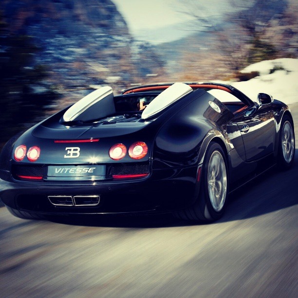 Luxury car - Epic shot! of the fantastico Bugatti Veyron!