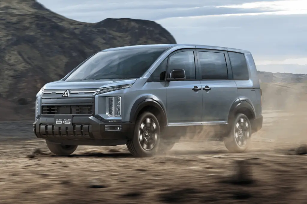 Delica повертається: Mitsubishi готує оновлений мінівен-позашляховик з S-AWC і преміальним салоном