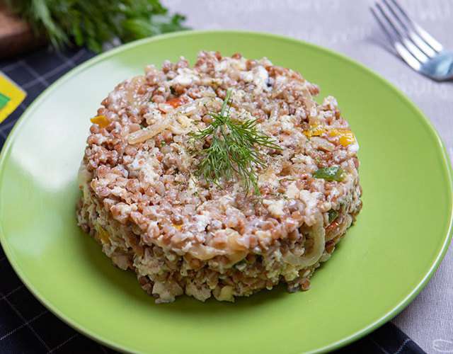 Як смачно приготувати гречку з рибними консервами: звична страва по-новому